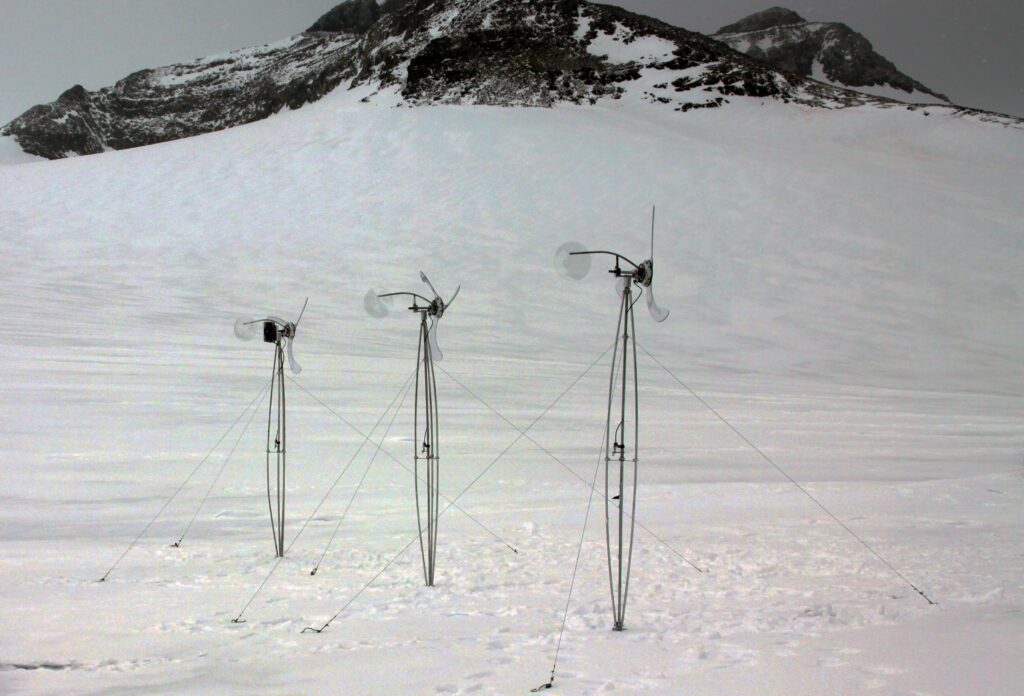 Tres Molinos de viento girando en la Antártida enfriando los glaciares
