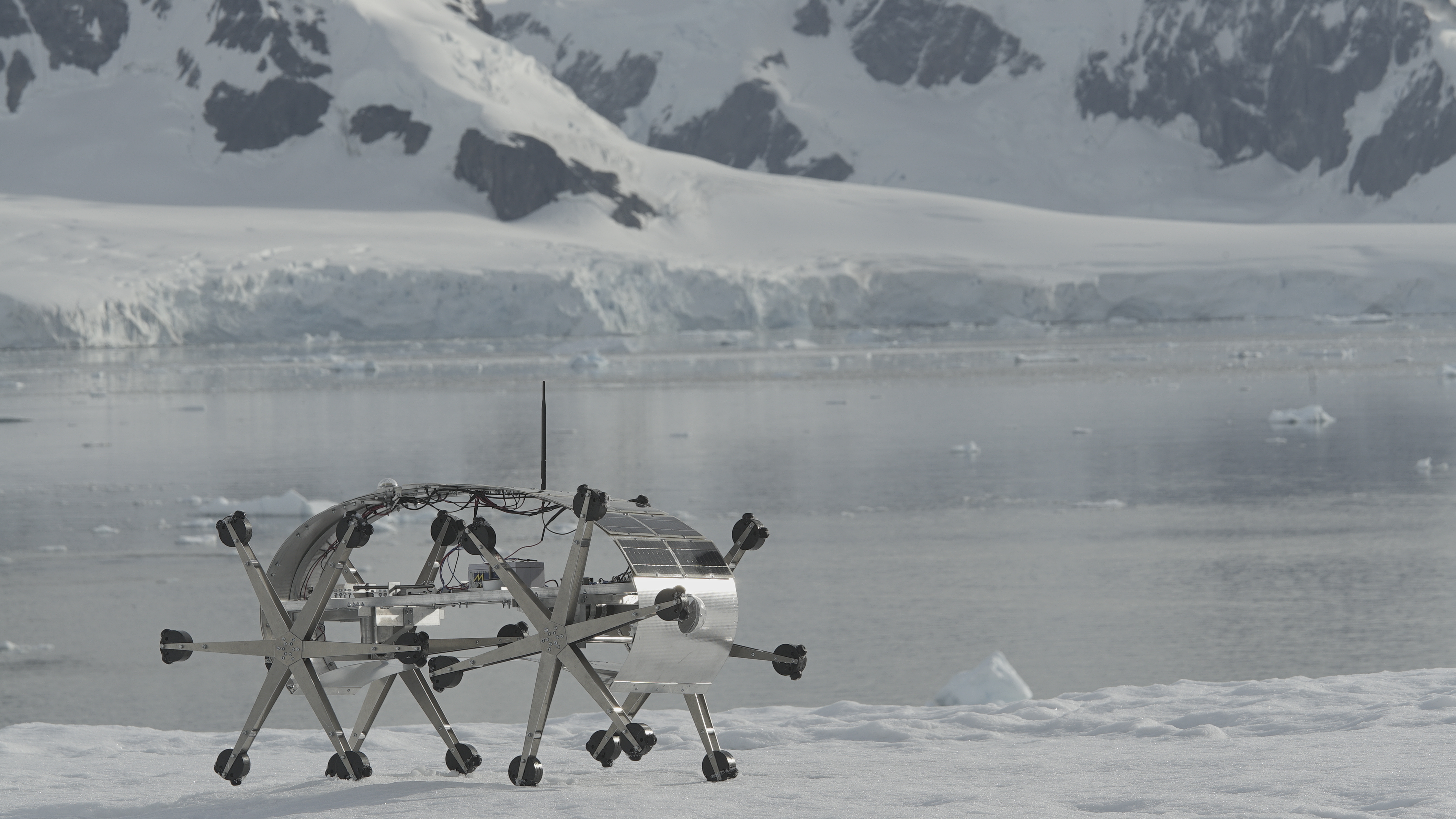 El Robot Glaciator en la Antártida detras se ve agua y glaciares