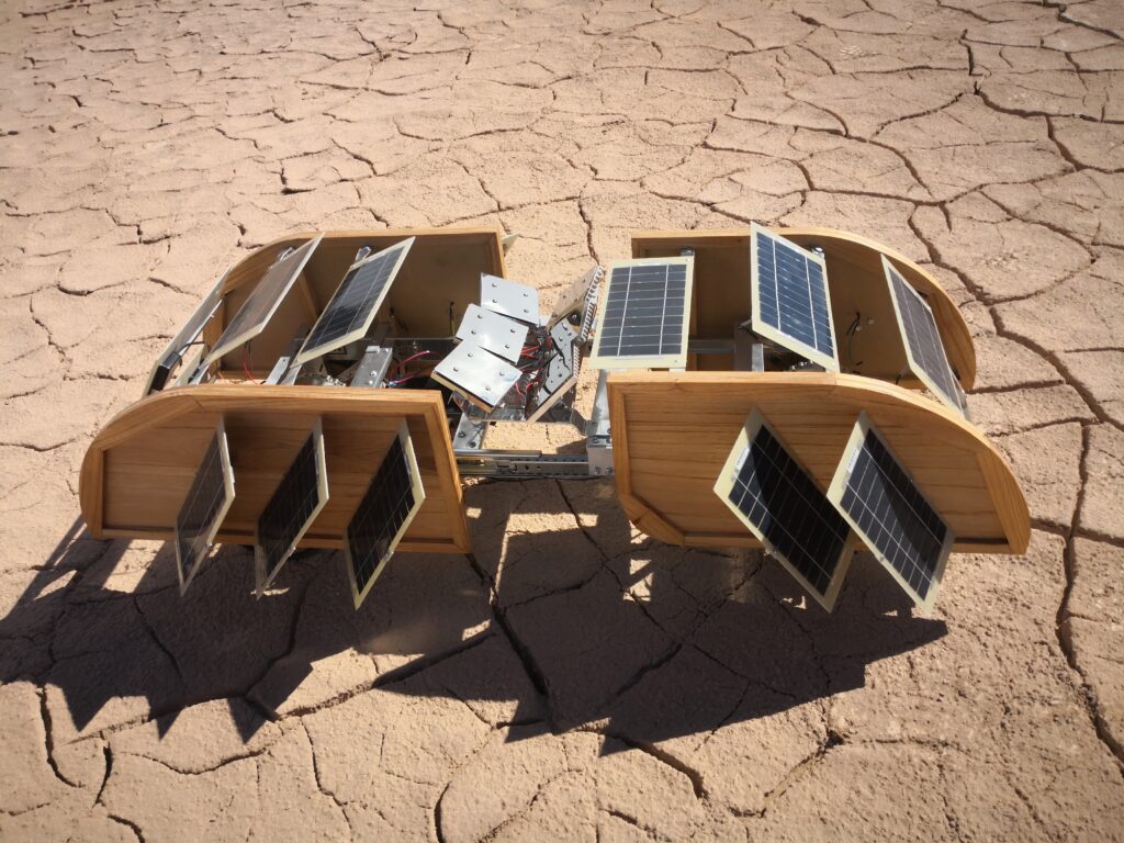 El Robot Rabdomante mostrando sus paneles solares en medio del desierto de Atacama en Chile